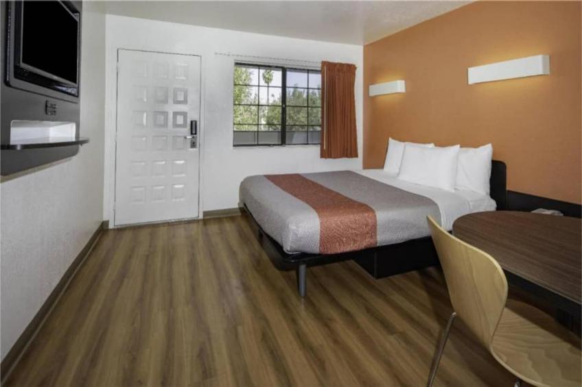 1 Queen Bed  Mini Fridge - foto 19
