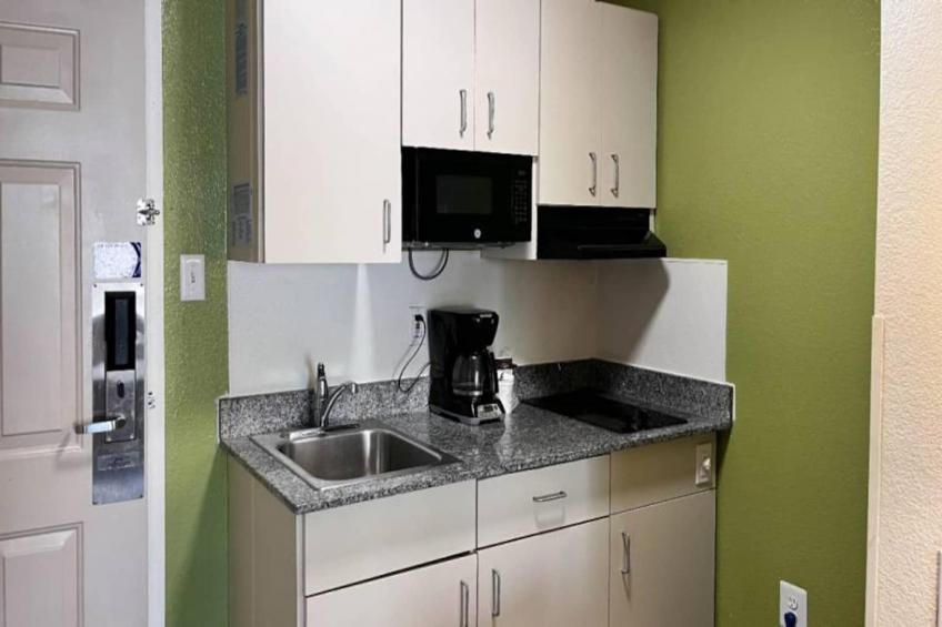 1 Queen Bed  Non-Smoking Kitchen - foto 8