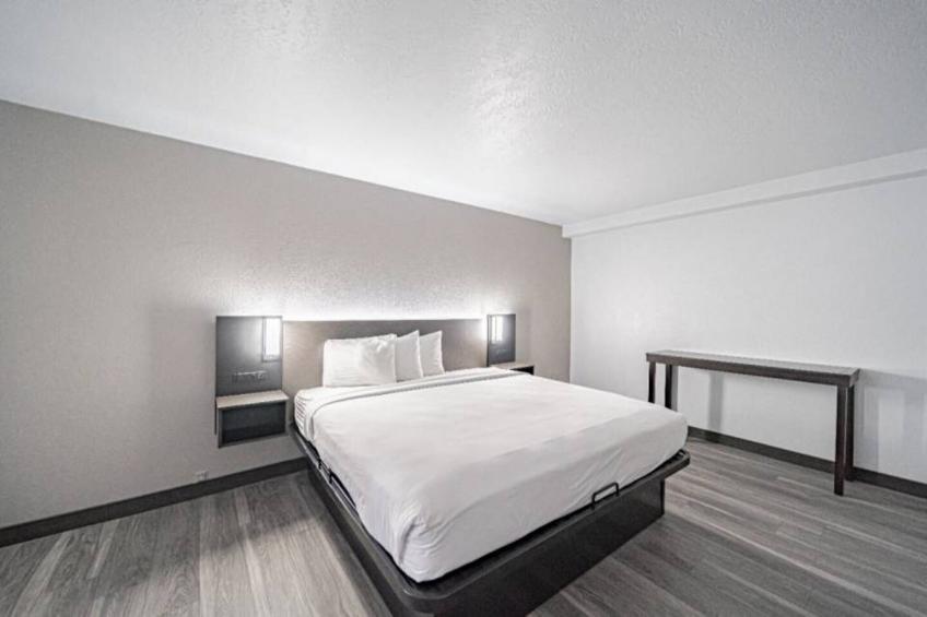 1 Queen Bed  ADA/RI Shower/Nsmk/Kitchen - foto 33