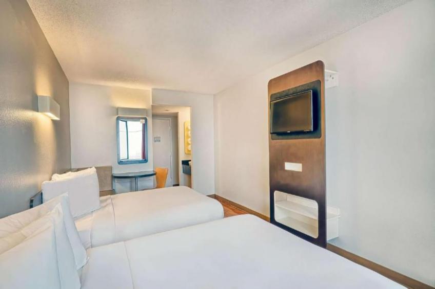 2 Queen Beds  Suite Non-Smoking Micfridge - foto 11