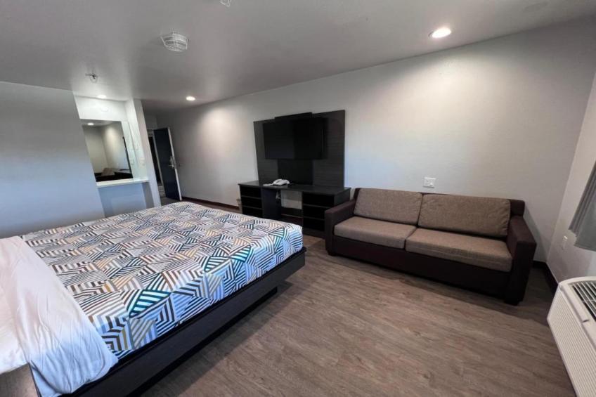 1 King Bed  Mob Acc RI Shwr Nsmk Micfridg - foto 12