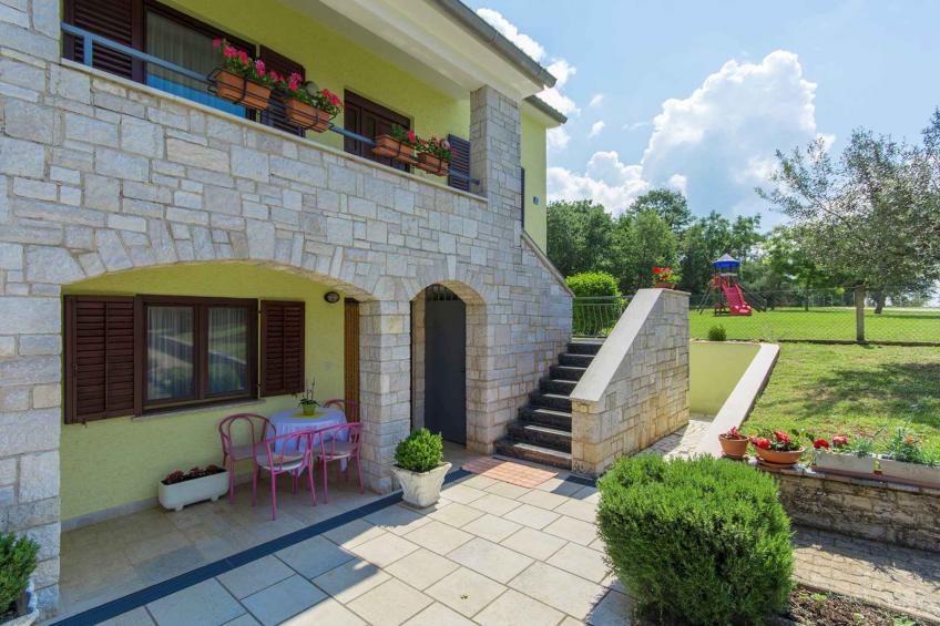 Vakantiewoning met terras - BF-KXN77
