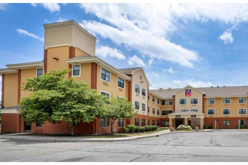 1 Queen Bed | ADA\/RI Shower\/Smoking\/Kitchen - foto 5