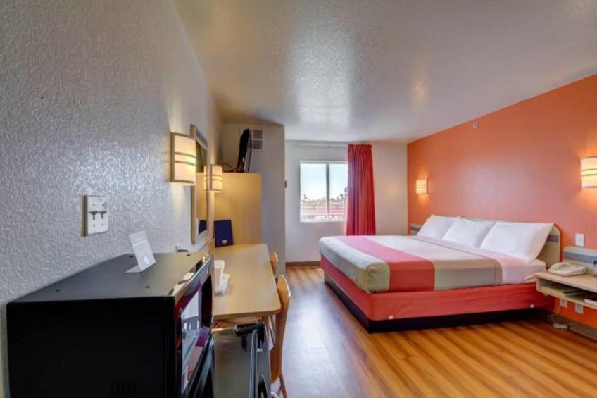 1 King Bed  Non-Smoking - foto 12