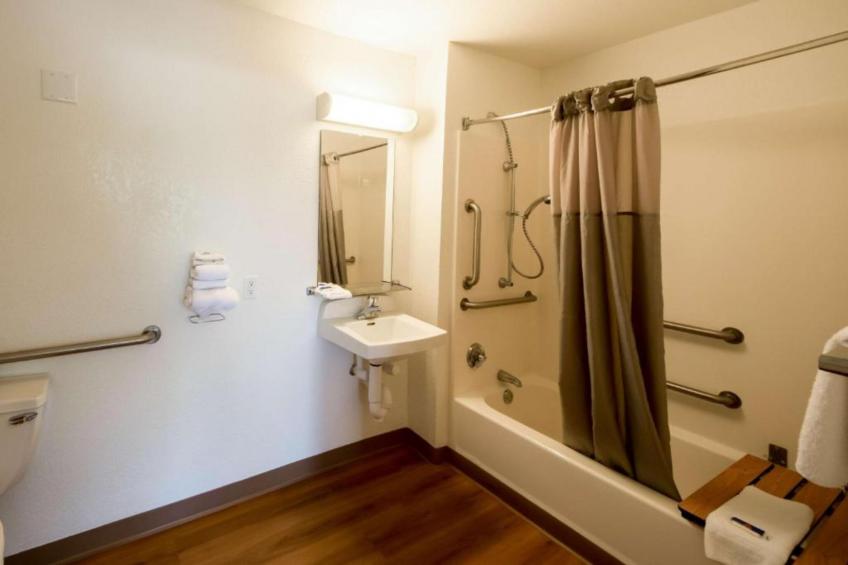 1 Queen Bed  ADA/Tub/Micfridge - foto 11
