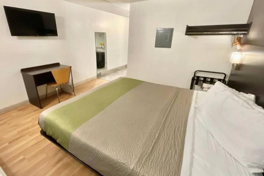 1 King Bed  Non-Smoking Kitchen - foto 22