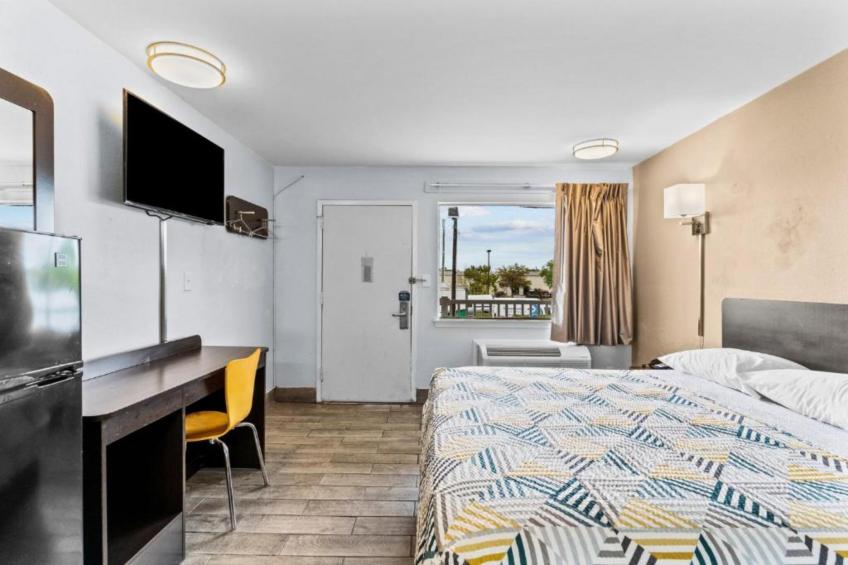 1 King Bed  Non-Smoking Kitchen - foto 8