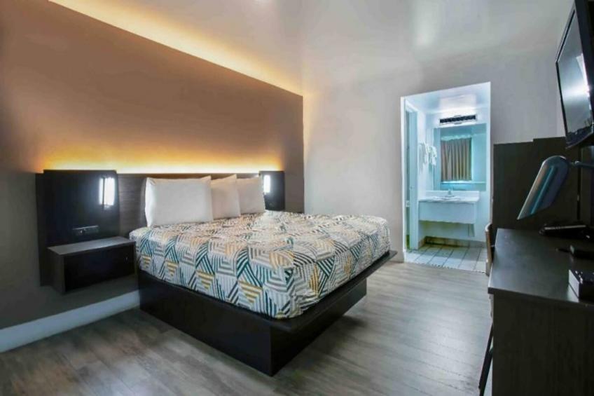 1 Queen Bed  Non-Smoking Micfridge - foto 10
