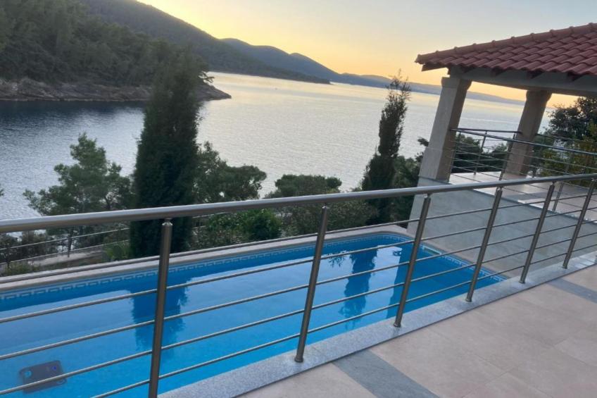 Beachfront Luxury Villa with Private Pool and Stunning Sea Views - foto 37