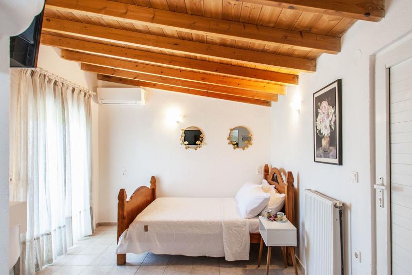 Berge und die ikonische Landebahn des Flughafens Skiathos - foto 8