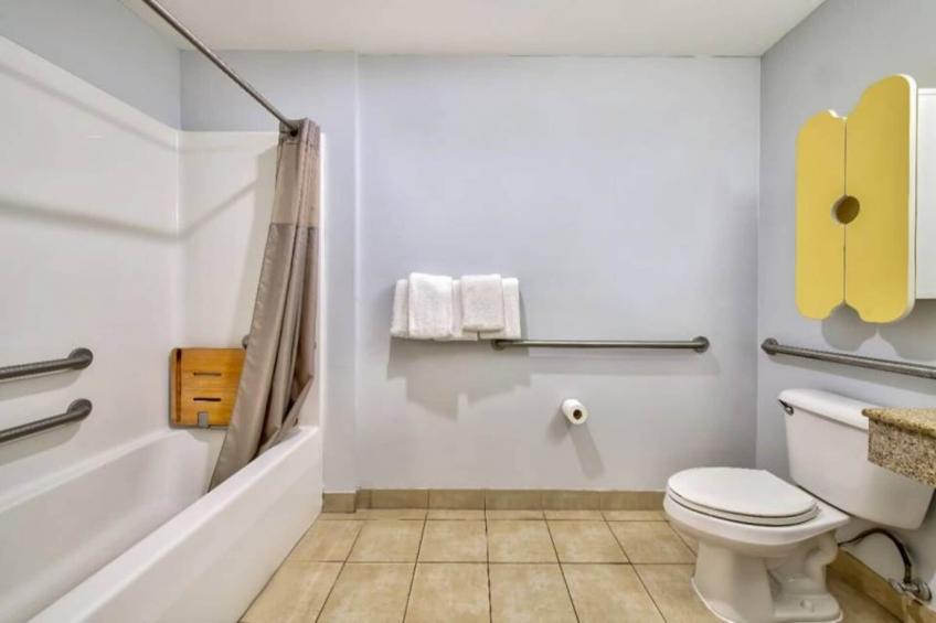 1 QUEEN BED  MOBILITY ACCESSIBLE TUB NSMK - foto 11