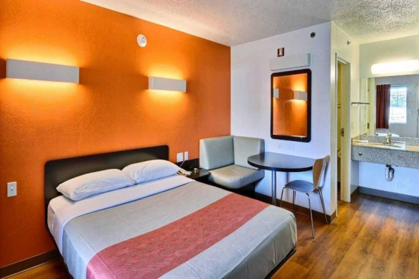 1 QUEEN BED  MICFRIDGE - foto 5