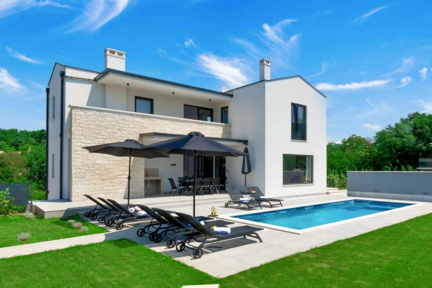 Modern 300m² Villa - King Beds and Leisure Zone