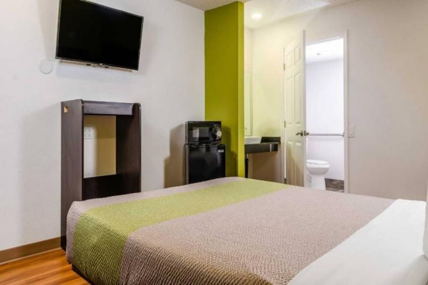 1 Queen Bed  ADA/RI Shower/Non-Smoking - foto 15