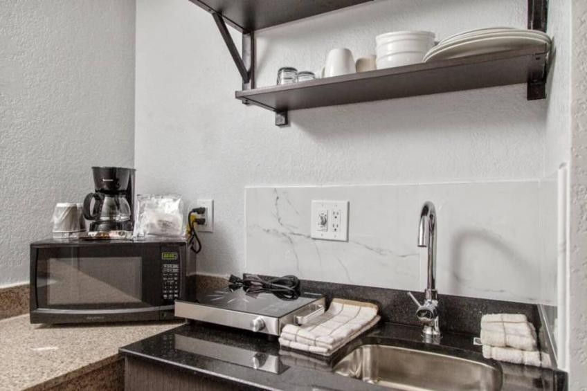 1 Queen Bed  Non-Smoking Kitchen - foto 7