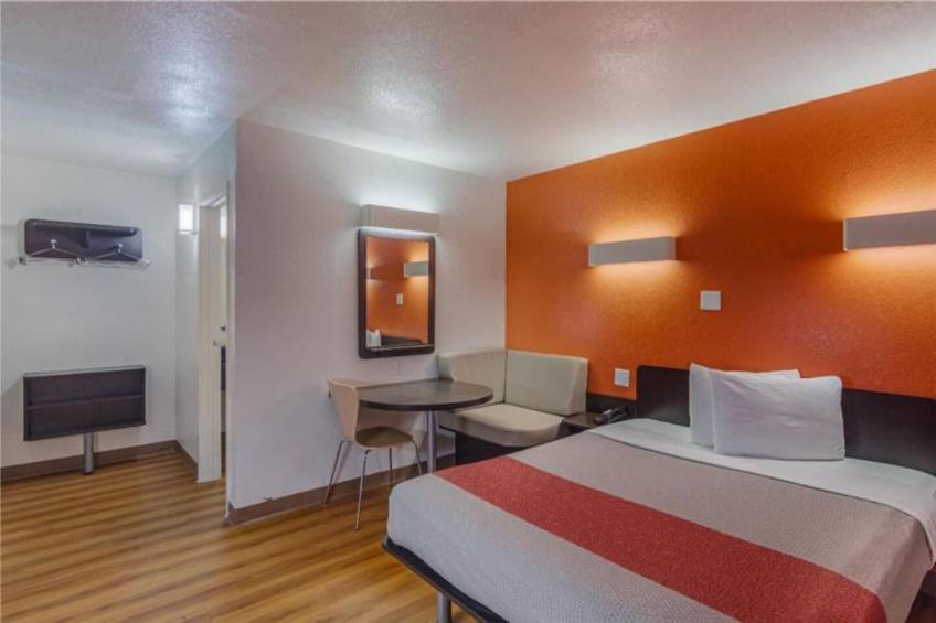 1 QUEEN BED  NON-SMOKING KITCHEN - foto 9