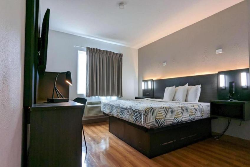 1 Queen Bed  Micfridge - foto 11