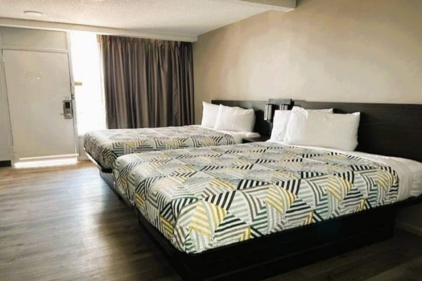 2 Queen Beds  Non-Smoking Micfridge - foto 12