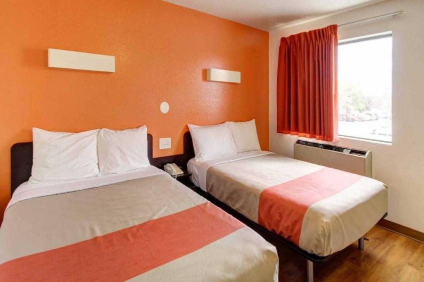 2 Full Beds  Non-Smoking Micfridge - foto 9
