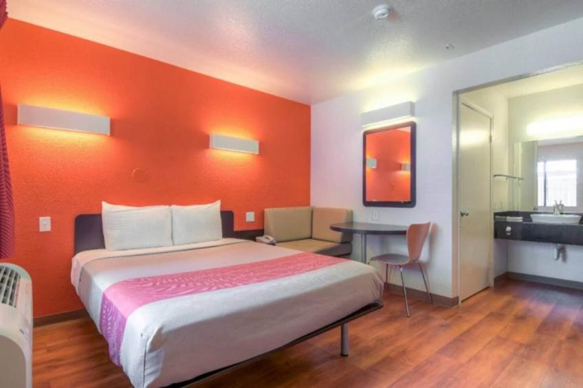 1 Queen Bed  Deluxe Mini Fridge - foto 8