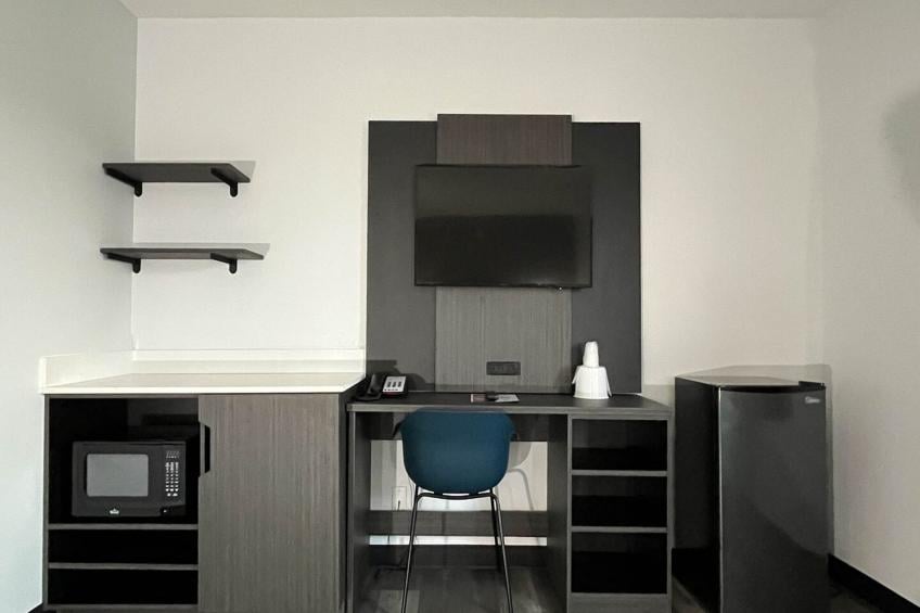 1 King Bed | Non-Smoking, Micfridge - foto 9