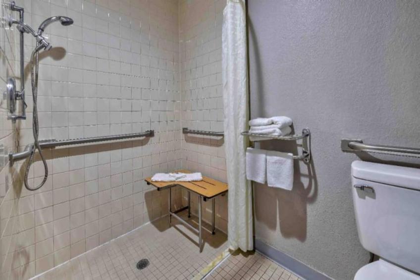 1 Queen Bed  Non-Smoking Kitchen - foto 29