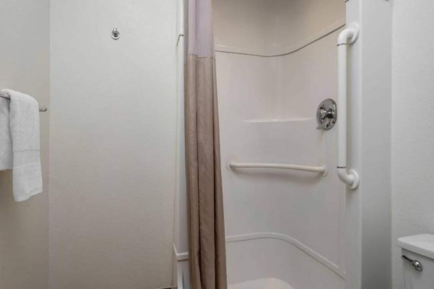 1 Queen Bed  ADA/RI Shower - foto 14