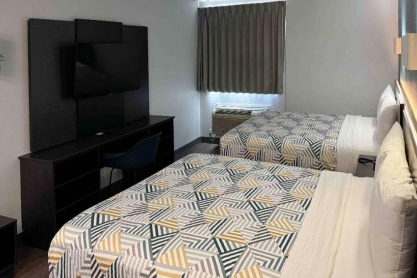 2 Queen Beds  Non-Smoking Micfridge - foto 11