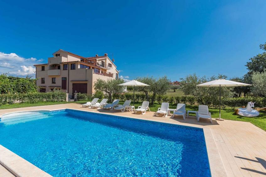 Vakantiewoning met buitenzwembad - BF-XB4RW