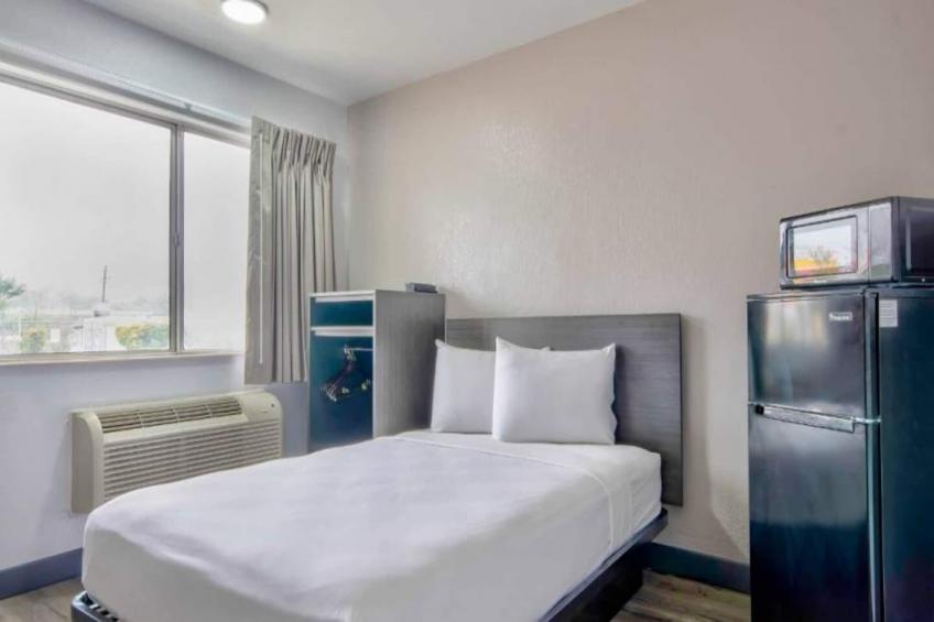 1 Full Bed  ADA/RI Shower/Mini Fridge - foto 4
