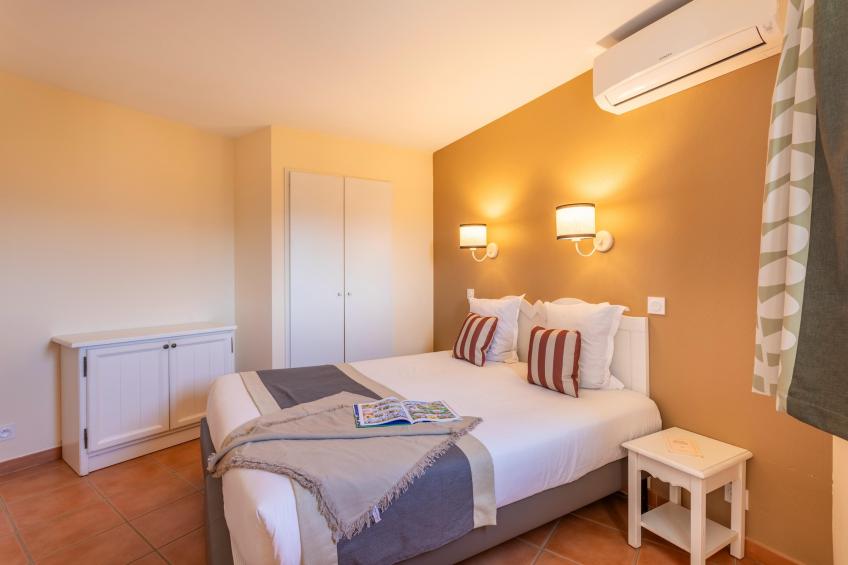 Pierre & Vacances Village Pont Royal en Provence Apartment 8 people - 2 bedrooms + 1 sleeping alcove - Balcony - Air-conditioned - Renovated - foto 12