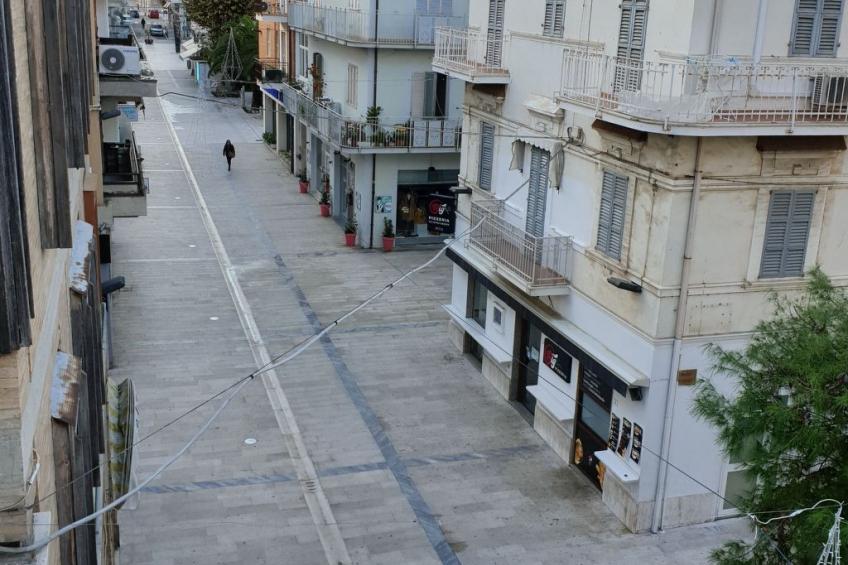 Die Hauptstraße von Grottammare, 50 Meter vom Meer entfernt - foto 9