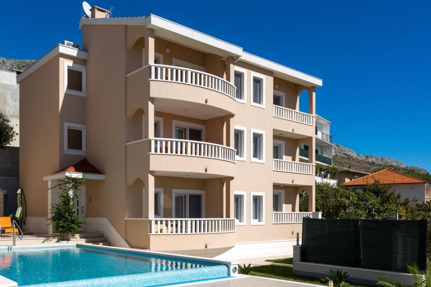 Appartement in Dugi Rat mit Großer Terrasse