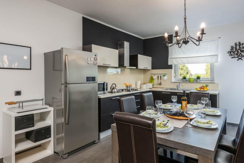 Schöne Villa in ruhiger Stadt mit Pool und BBQ - foto 9