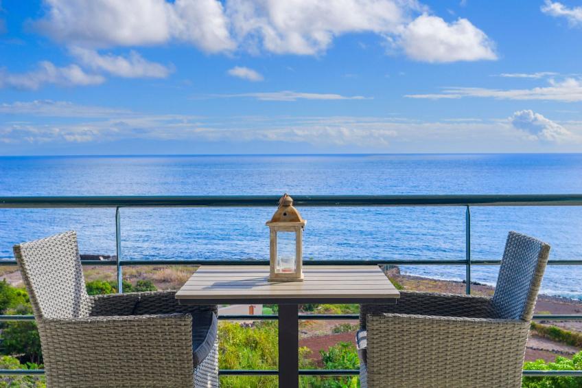 Zweitstöckiges Ferienvilla mit Terrassen, Pool, Sauna sowie herrlichem Berg- un