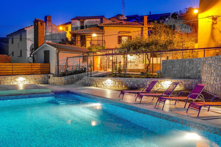 mit großem Garten und Pool