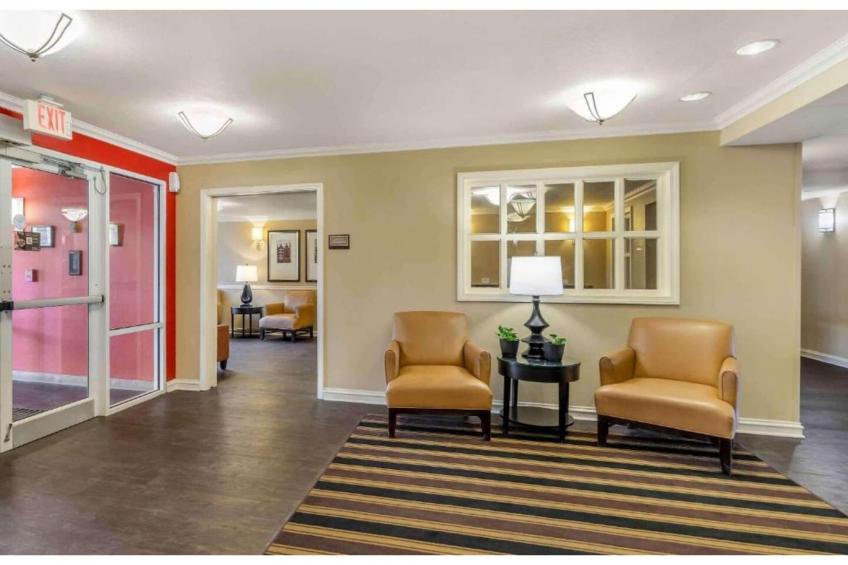 Studio 6 Vernon Hills ADA Queen bed RI Shower Nsmk  Kitchen - foto 11