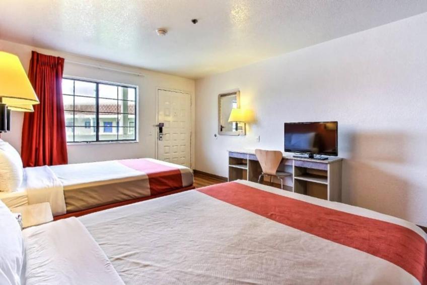 1 Queen Bed  ADA/RI Shower - foto 6
