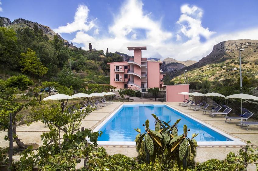 in Letojanni mit Terrasse