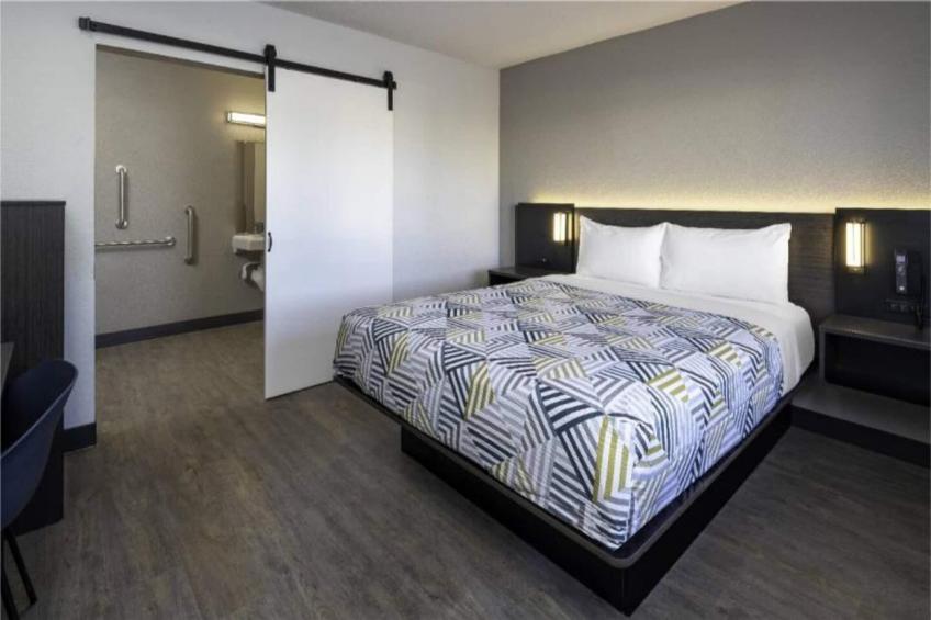 1 Queen Bed  Mini Fridge - foto 5