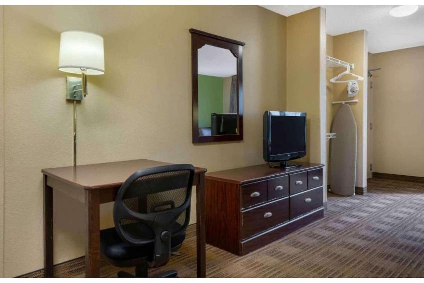 1 King Bed | Non-Smoking, Kitchen, Shower - foto 37