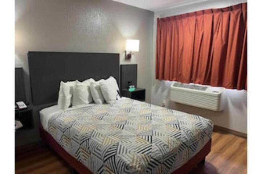 1 Queen Bed  Non-Smoking Kitchen - foto 3