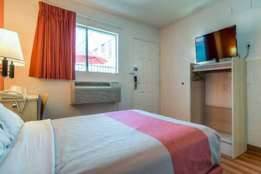 1 Full Bed  ADA/RI Shower - foto 15