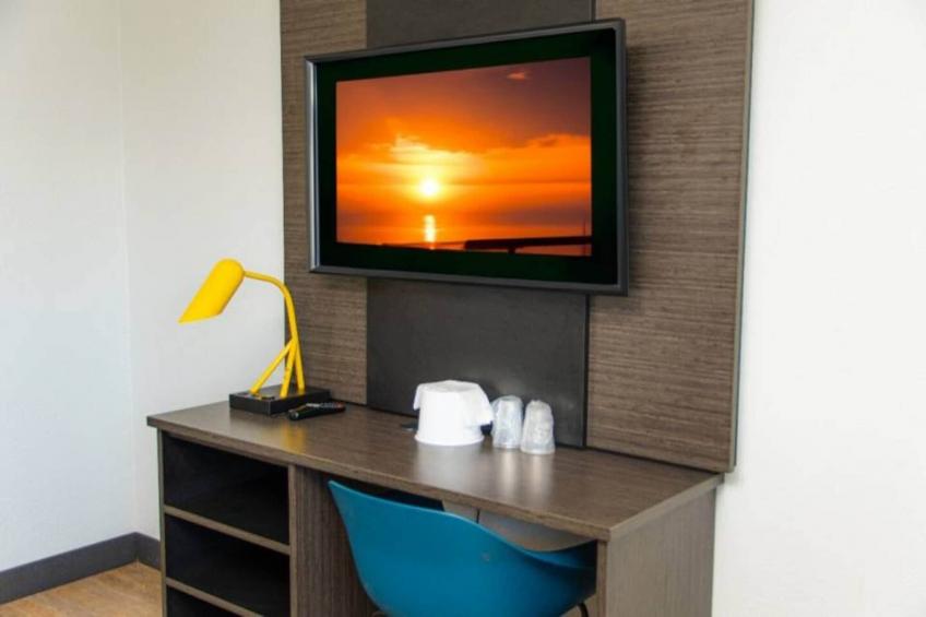 1 Queen Bed  Mobility Accessible Tub - foto 40