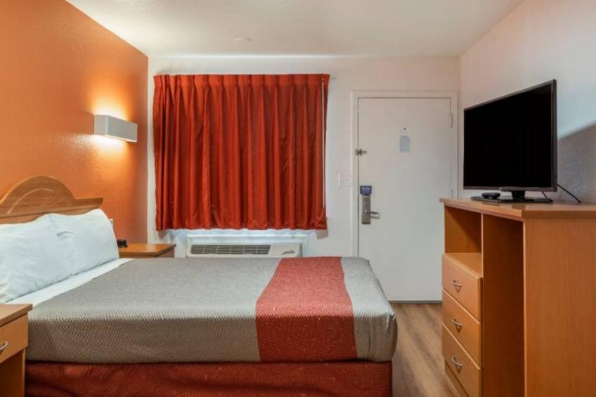 1 Queen Bed  Non-Smoking Micfridge - foto 9