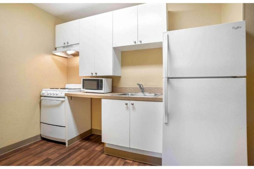 1 King Bed | Hearing Accessible, Kitchen - foto 15