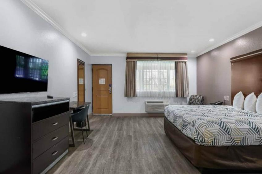 1 King Bed  Suite Non-Smoking Micfridge - foto 7