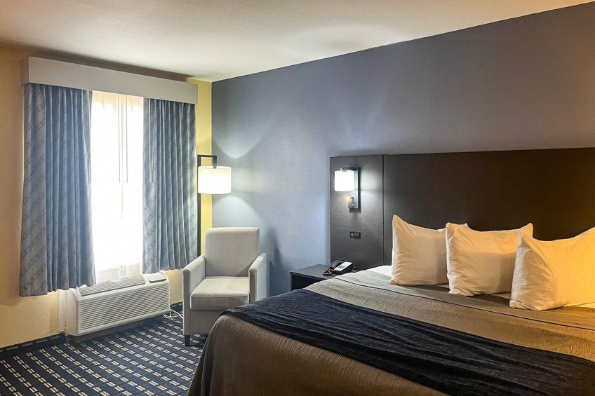 1 King Bed | Non-Smoking, Micfridge - foto 12