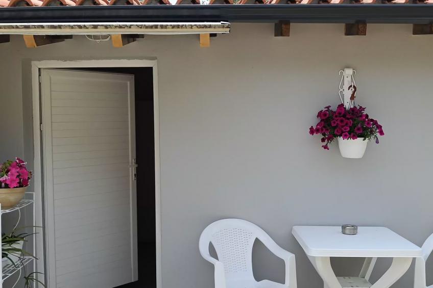 Berge und die ikonische Landebahn des Flughafens Skiathos - foto 18