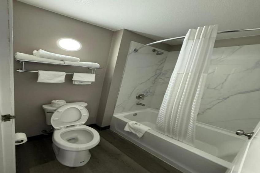 2 Queen Beds  Suite Non-Smoking Micfridge - foto 17